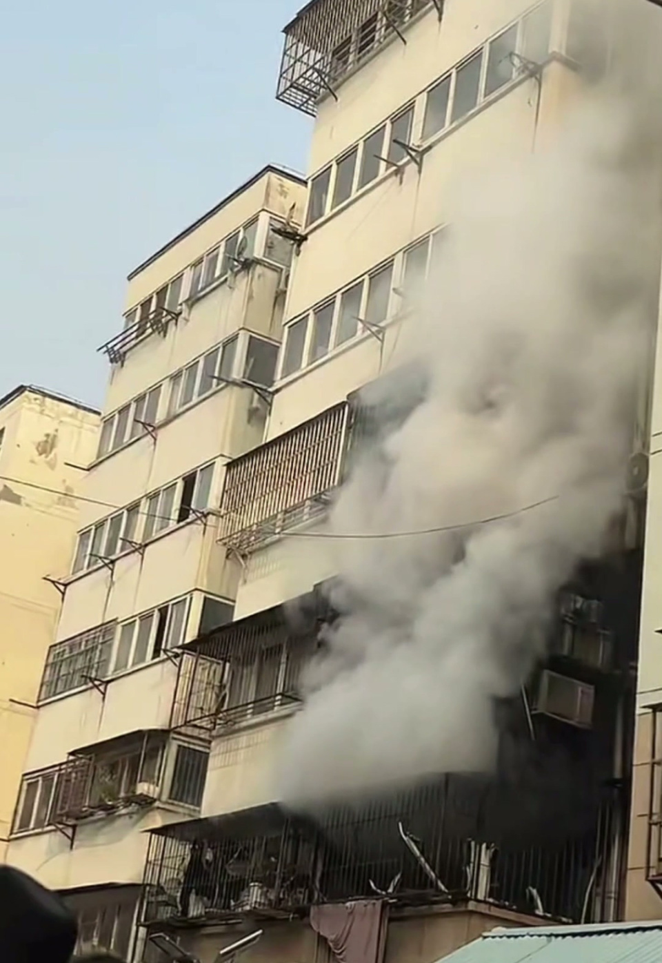 安徽一民房起火女子被困窗边呼救，小伙扛梯撬防盗窗合力救人！获救女子：慢慢报答大家