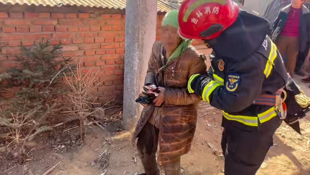 “钱哪来的？”消防员在火场刨出5万余元现金后，老人的反应令人心疼