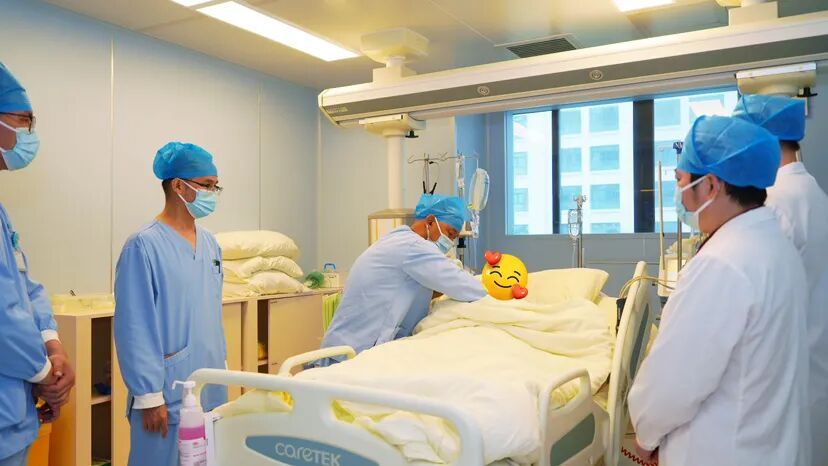 44岁男子跑步时心脏骤停，路人百米冲刺到社区医院呼救，多名医护飞奔现场