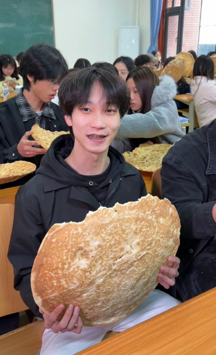 曾请全班吃烤全羊的新疆同学,新学期给大家带了脸盆大的馕 曾请全班吃烤全羊的新疆同学,新学期给大家带了脸盆大的馕