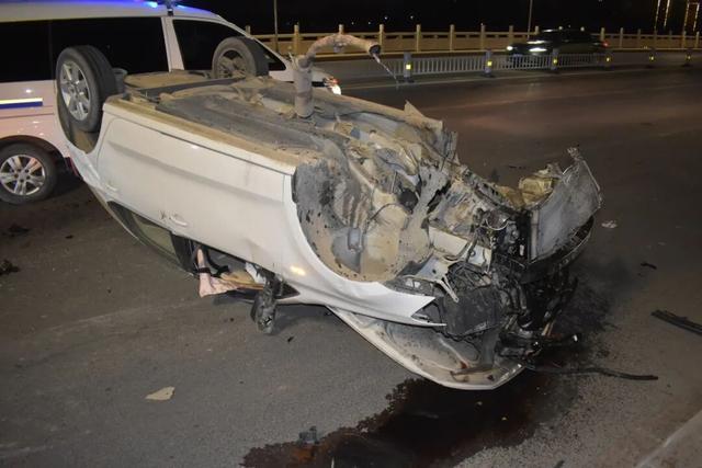 撞桥墩后躲进树林!司机侥幸逃逸换来拘留15天+2000元罚款+保险拒赔! 撞桥墩后躲进树林!司机侥幸逃逸换来拘留15天+2000元罚款+保险拒赔!