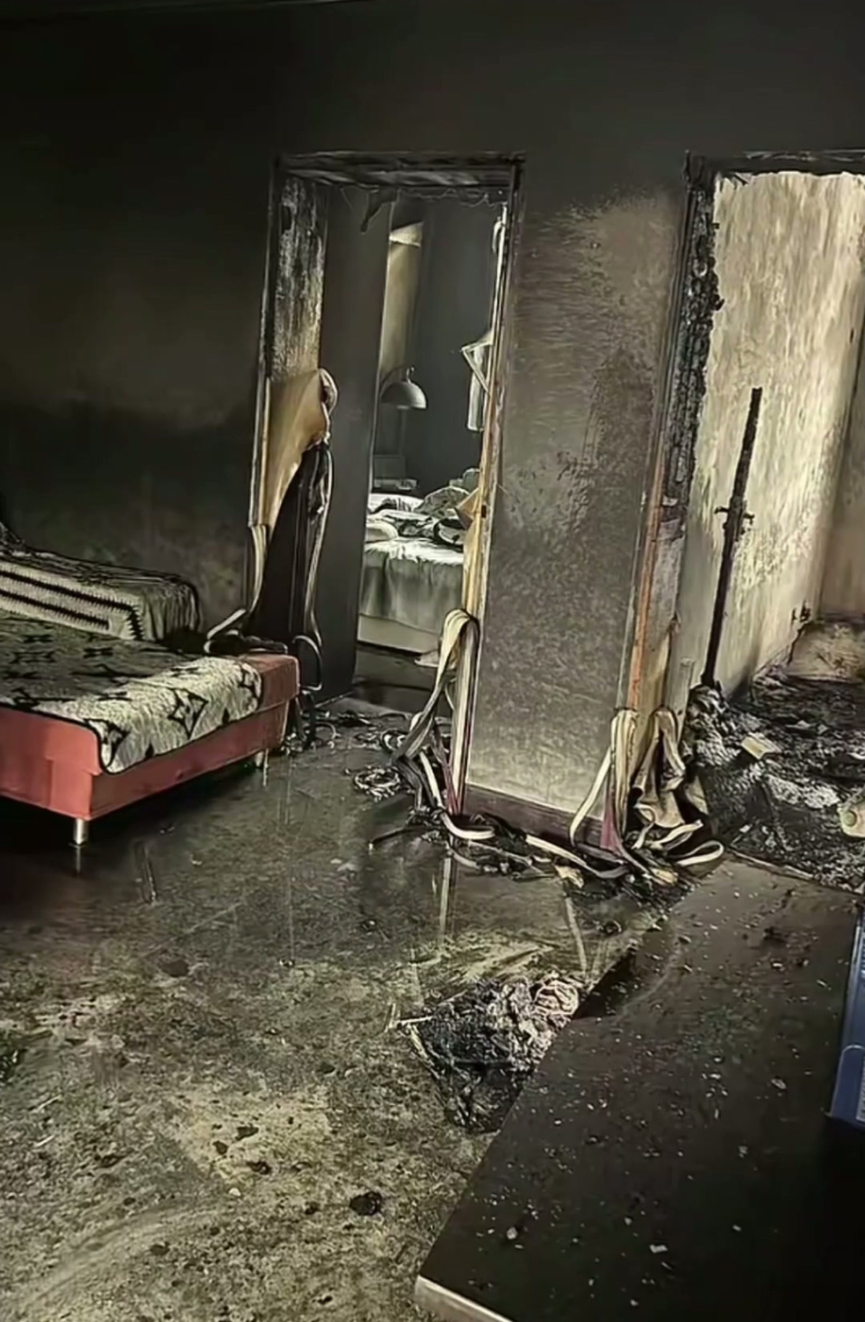 安徽一民房起火女子被困窗边呼救，小伙扛梯撬防盗窗合力救人！获救女子：慢慢报答大家