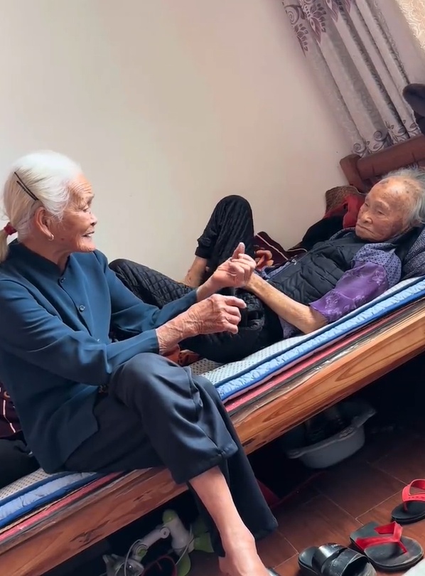 广东91岁女儿回娘家向113岁妈妈撒娇:认识快100年了,母女二人总有聊不完的话 广东91岁女儿回娘家向113岁妈妈撒娇:认识快100年了,母女二人总有聊不完的话
