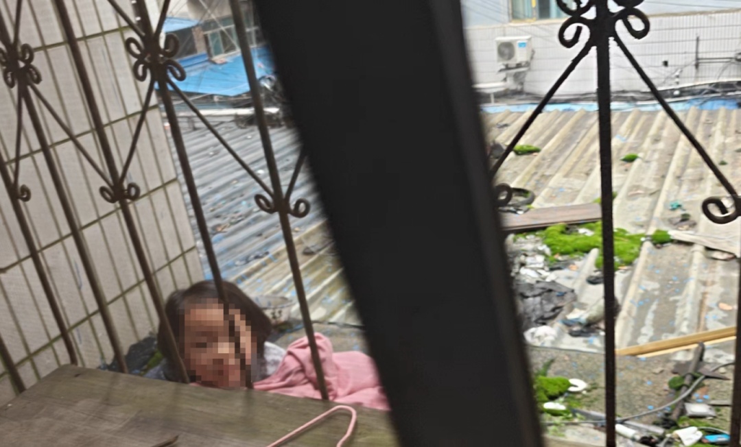 惊险!贵阳云岩区一4岁女童坠楼被困,消防紧急破窗化险为夷 惊险!贵阳云岩区一4岁女童坠楼被困,消防紧急破窗化险为夷