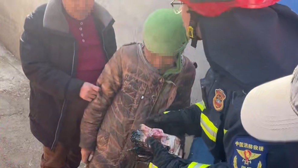 “钱哪来的？”消防员在火场刨出5万余元现金后，老人的反应令人心疼
