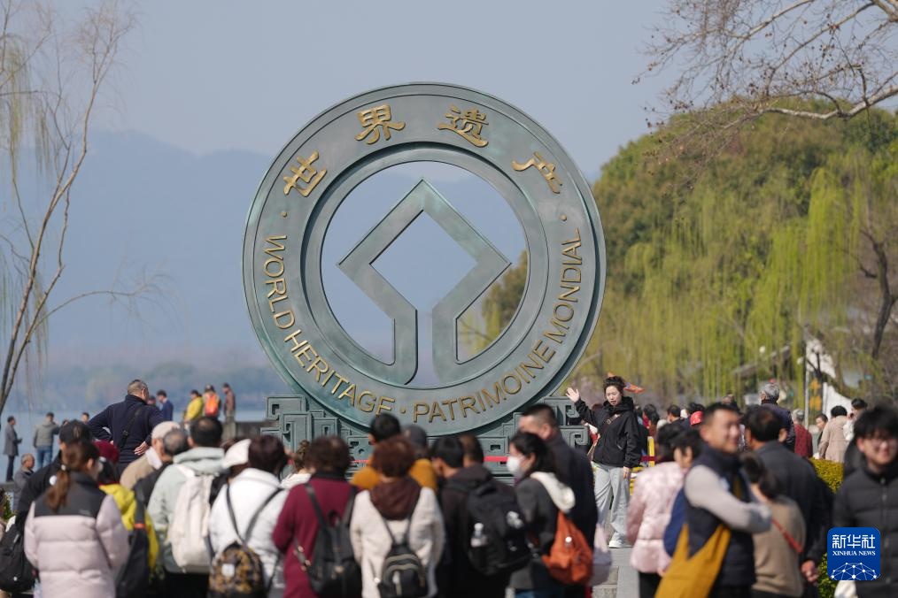 春拂西湖游兴浓