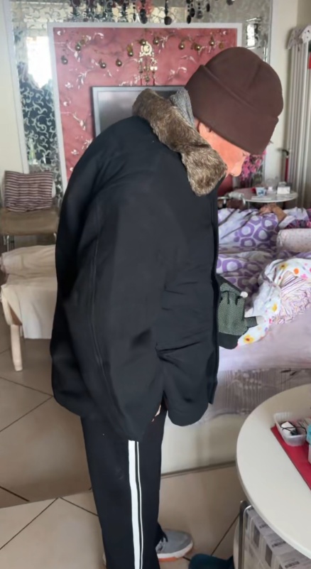 95岁老年痴呆姥爷医院探望92岁同学，连袜子都精心准备，记不清当下却记得年轻的你