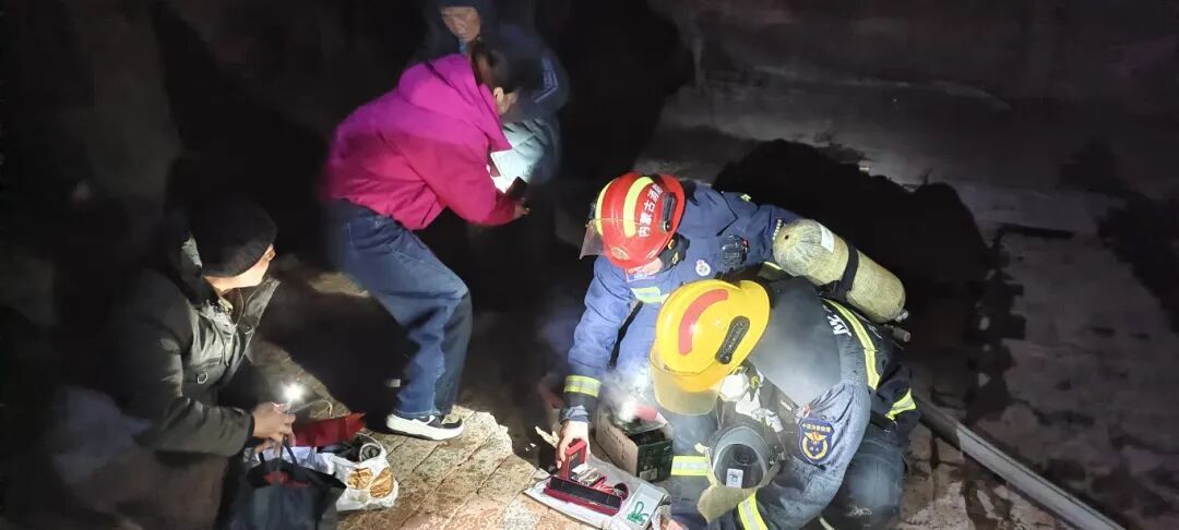 “钱哪来的？”消防员在火场刨出5万余元现金后，老人的反应令人心疼