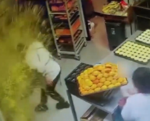 热黄油放地上瞬间“炸开”，女子被烫伤，监控拍下可怕一幕