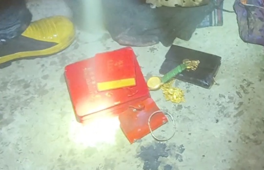 “钱哪来的？”消防员在火场刨出5万余元现金后，老人的反应令人心疼