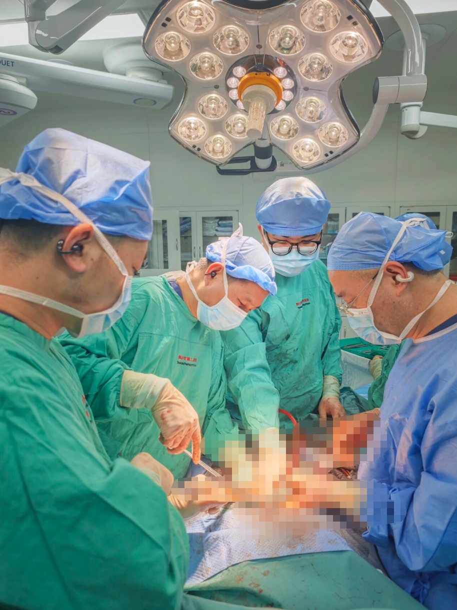 男子肚大如“怀孕”，赴佛山“卸货”20斤肿瘤！医生警告：药不能停！