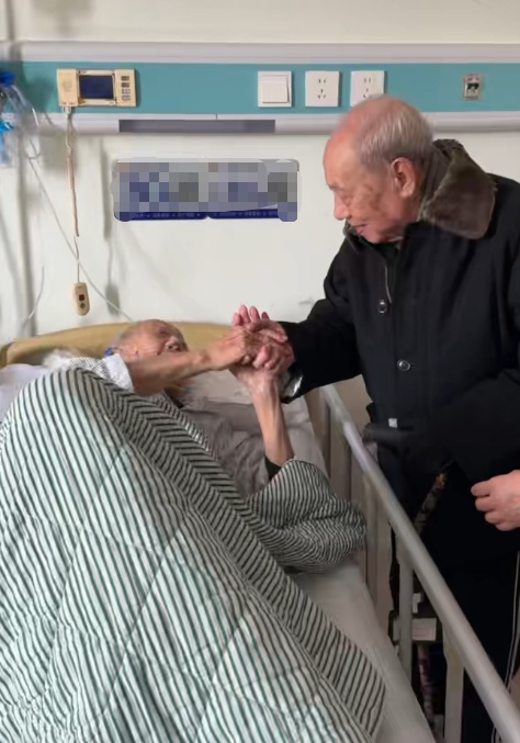 95岁老年痴呆姥爷医院探望92岁同学，连袜子都精心准备，记不清当下却记得年轻的你