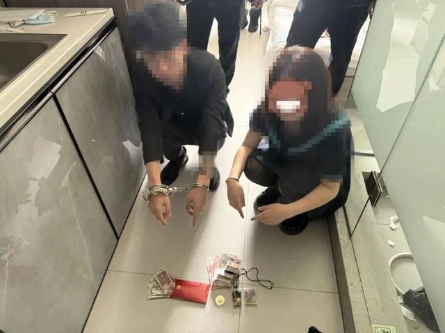 “情侣”变“同伙”，喜提“银手镯”！