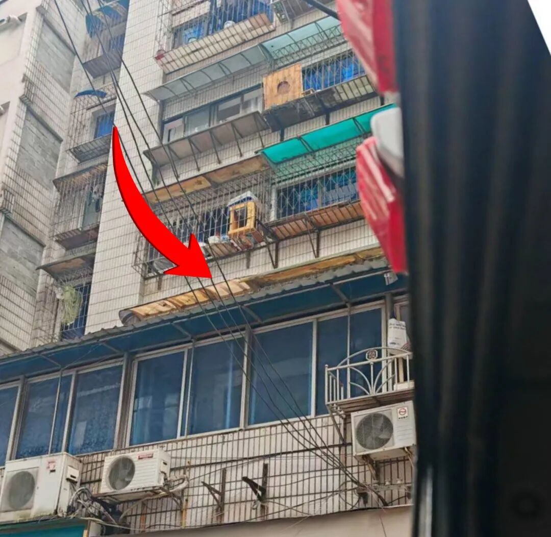 惊险!贵阳云岩区一4岁女童坠楼被困,消防紧急破窗化险为夷 惊险!贵阳云岩区一4岁女童坠楼被困,消防紧急破窗化险为夷