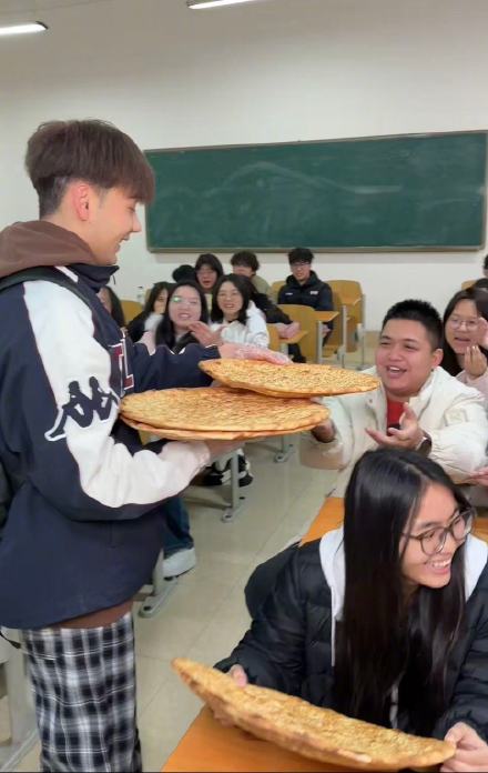 曾请全班吃烤全羊的新疆同学,新学期给大家带了脸盆大的馕 曾请全班吃烤全羊的新疆同学,新学期给大家带了脸盆大的馕