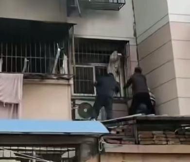 安徽一民房起火女子被困窗边呼救，小伙扛梯撬防盗窗合力救人！获救女子：慢慢报答大家