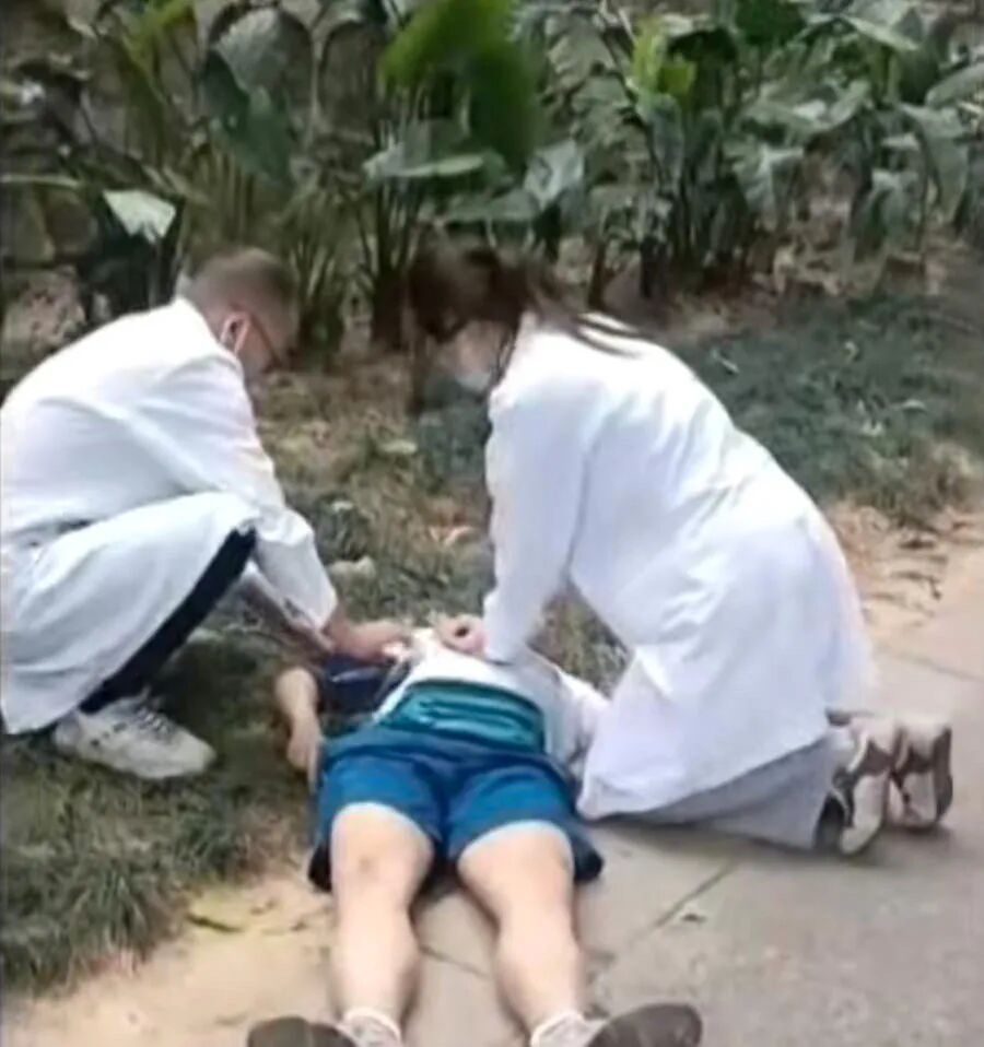 44岁男子跑步时心脏骤停，路人百米冲刺到社区医院呼救，多名医护飞奔现场
