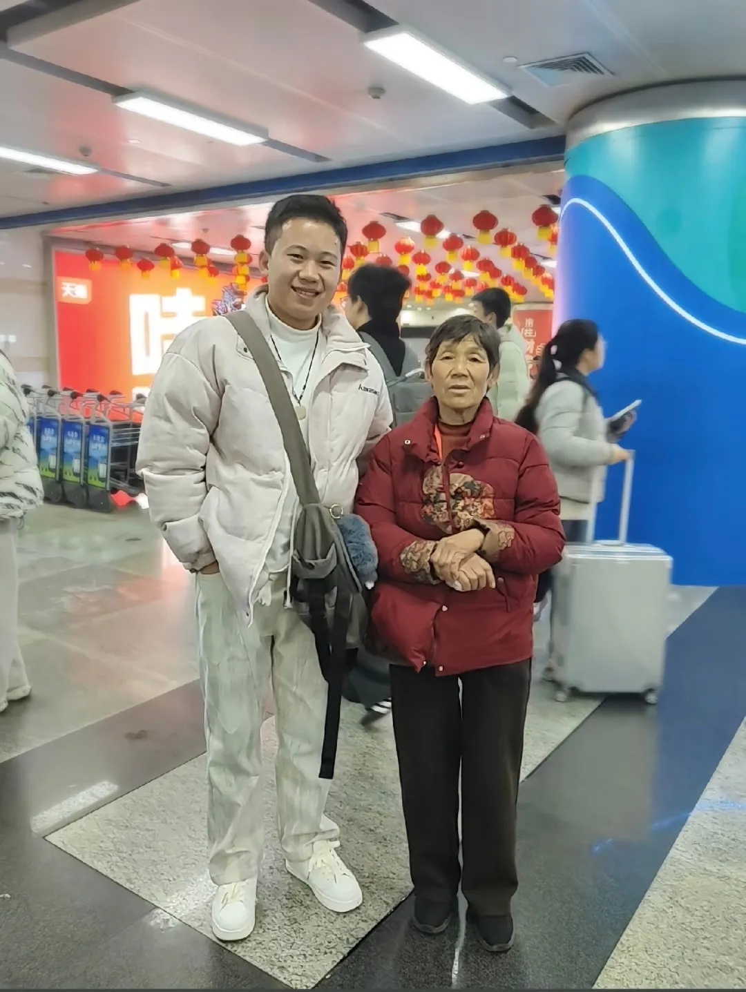 “丈母娘不太识字,首次单独乘飞机,陌生的朋友,拜托您搭把手” “丈母娘不太识字,首次单独乘飞机,陌生的朋友,拜托您搭把手”