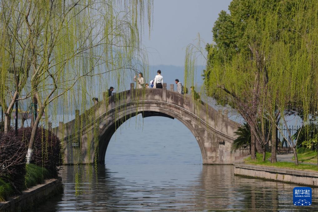 春拂西湖游兴浓