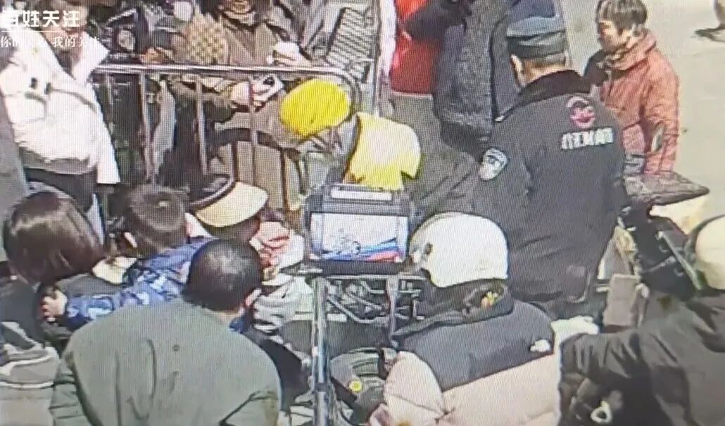 上海外卖小哥取消订单救下卡喉幼儿，平台：免责！家长发来红包，小哥：不能要！