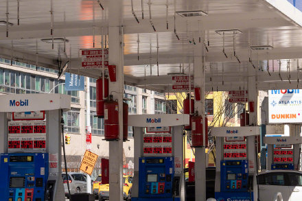 价格大幅走高 美消费者面临被油价锤击风险