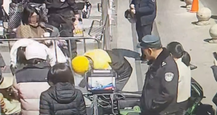 上海一外卖小哥遇幼童卡喉帮忙急救，婉拒红包还暖心提醒家属：孩子妈妈吓坏了，别怪她