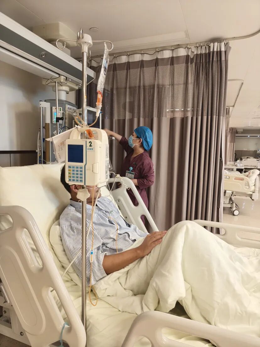 44岁男子跑步时心脏骤停，路人百米冲刺到社区医院呼救，多名医护飞奔现场