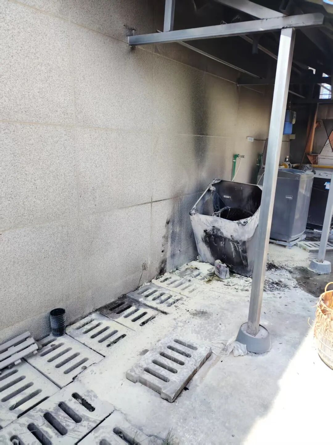 女子上班时为隔壁公司灭火，发到网上求表扬，2万多网友发来“大拇哥”