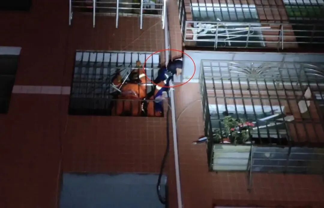 惊险!贵阳云岩区一4岁女童坠楼被困,消防紧急破窗化险为夷 惊险!贵阳云岩区一4岁女童坠楼被困,消防紧急破窗化险为夷