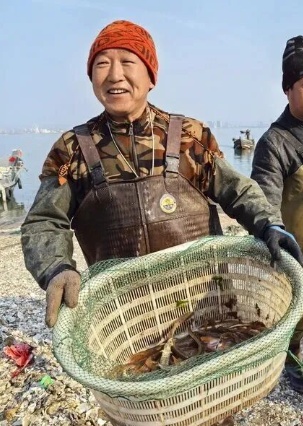 7元一斤，太鲜了！青岛这种海鲜头茬上市，肥嫩爆汁，上岸直接抢空