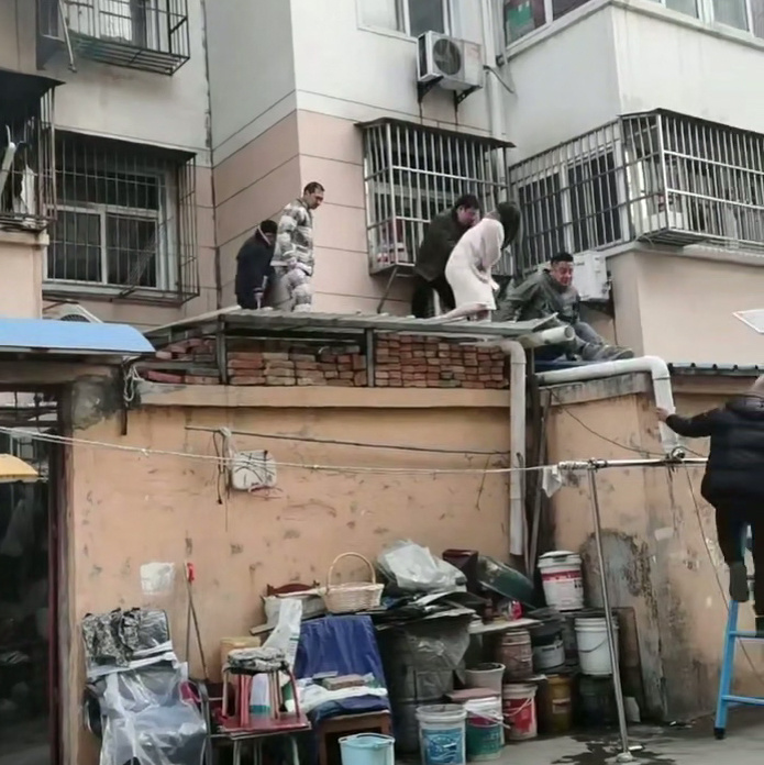 安徽一民房起火女子被困窗边呼救，小伙扛梯撬防盗窗合力救人！获救女子：慢慢报答大家