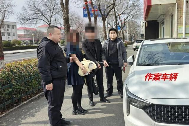 “情侣”变“同伙”，喜提“银手镯”！