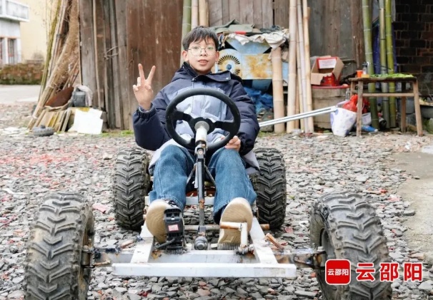 15岁男孩用800元压岁钱造了辆“车”！奶奶：以后挣了钱要带我去旅游