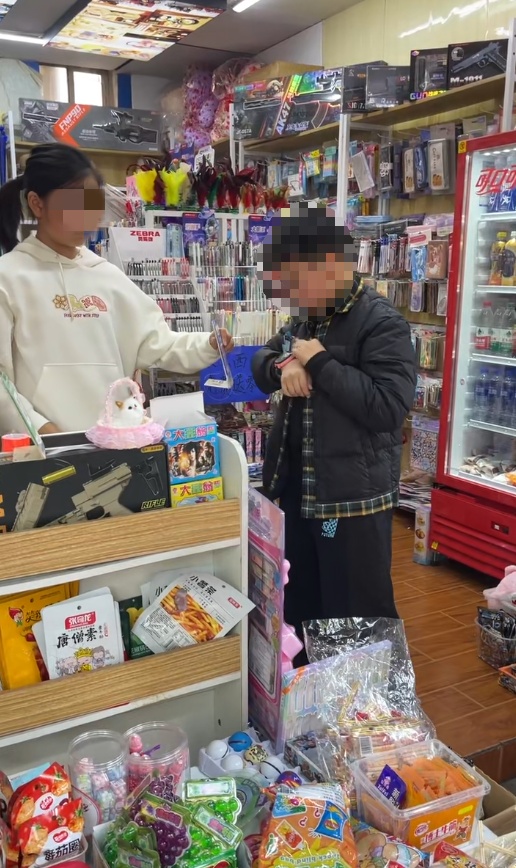 12岁女孩花费44000余元盘下文具店雇妈妈看店！妈妈：全是女儿自己的钱，这很值得