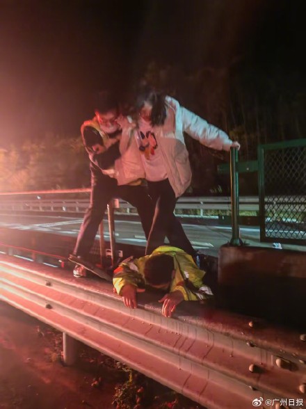 临产孕妇被困高速 踩着交警后背转移