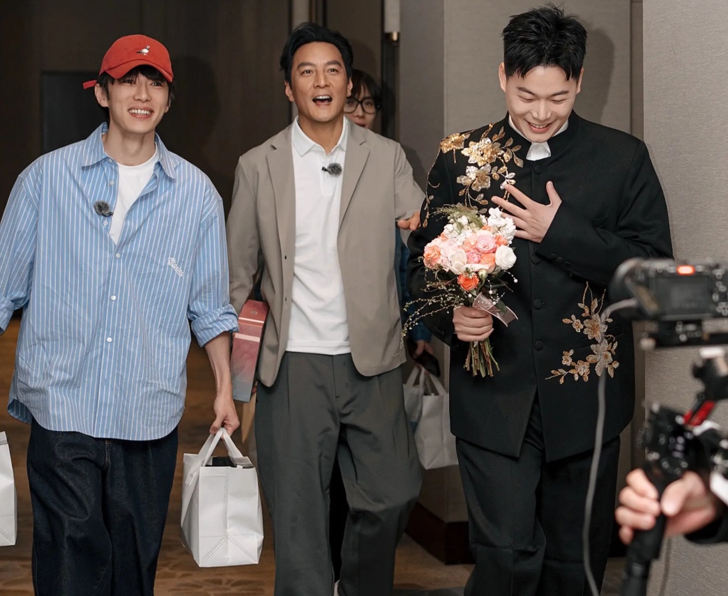 天降顶流伴郎!吴彦祖率先冲进门找婚鞋,伴娘一句话笑翻全网 天降顶流伴郎!吴彦祖率先冲进门找婚鞋,伴娘一句话笑翻全网