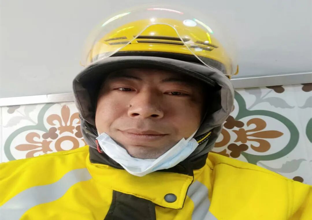 上海街头孩童食物卡喉,河南籍骑手侯海富紧急施救,获全网点赞 上海街头孩童食物卡喉,河南籍骑手侯海富紧急施救,获全网点赞