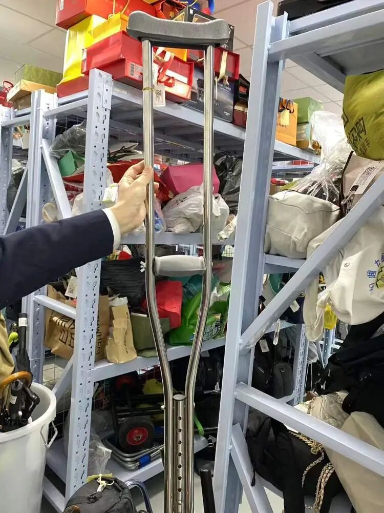 春运40天,虹桥火车站收到遗失物品超40000件!很多物品让人意想不到.... 春运40天,虹桥火车站收到遗失物品超40000件!很多物品让人意想不到....