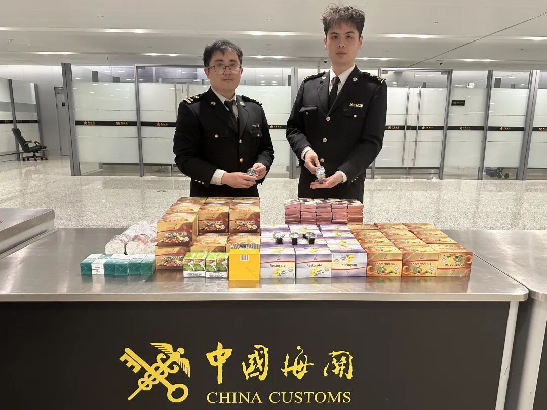 事发杭州机场！一名旅客被发现举止怪异...