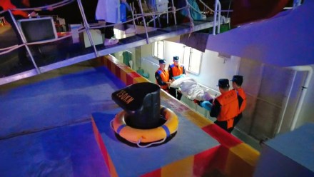 涠洲岛男子深夜重伤 广西海警紧急救援 涠洲岛男子深夜重伤 广西海警紧急救援