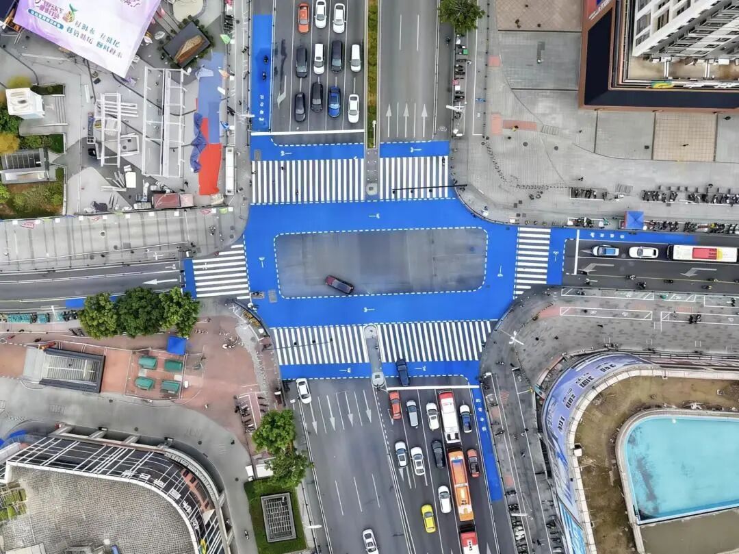 广州荔湾：非机动车过街通道刷上“醒目蓝”，引导电动自行车不上行人斑马线