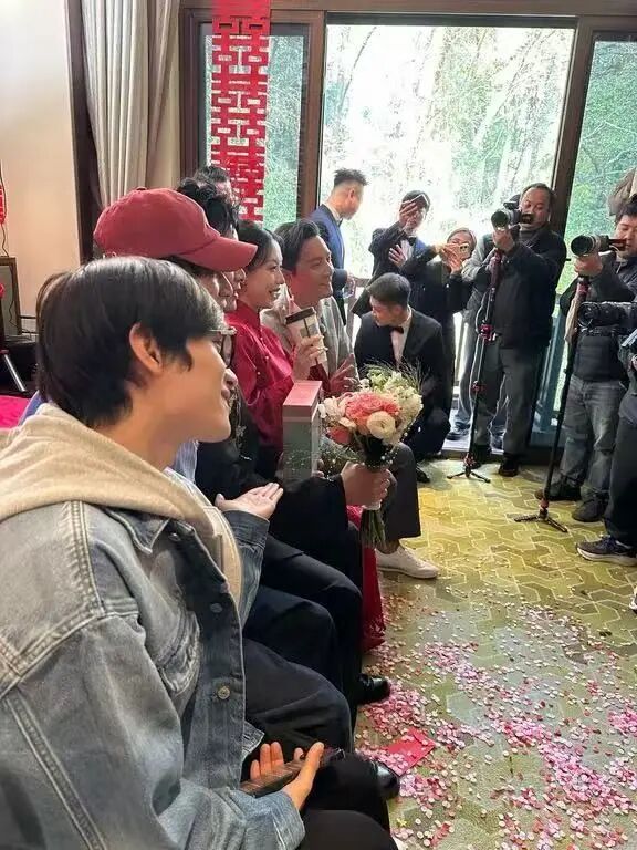 天降顶流伴郎!吴彦祖率先冲进门找婚鞋,伴娘一句话笑翻全网 天降顶流伴郎!吴彦祖率先冲进门找婚鞋,伴娘一句话笑翻全网