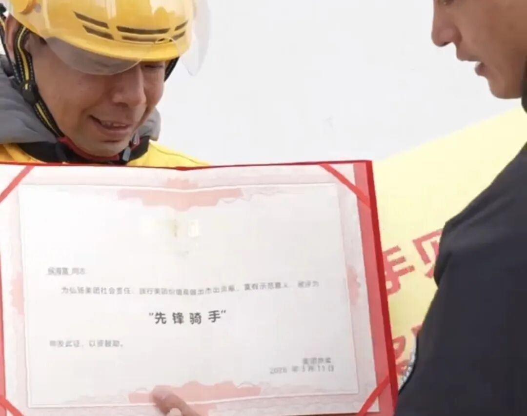 上海街头孩童食物卡喉,河南籍骑手侯海富紧急施救,获全网点赞 上海街头孩童食物卡喉,河南籍骑手侯海富紧急施救,获全网点赞