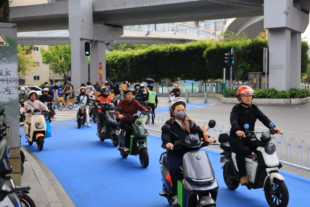 广州荔湾：非机动车过街通道刷上“醒目蓝”，引导电动自行车不上行人斑马线