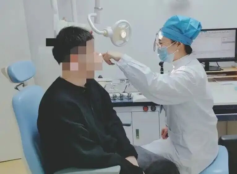 男子徒手拔鼻毛,次日面部肿胀!医生:鼻毛是“好东西”,好好呵护 男子徒手拔鼻毛,次日面部肿胀!医生:鼻毛是“好东西”,好好呵护