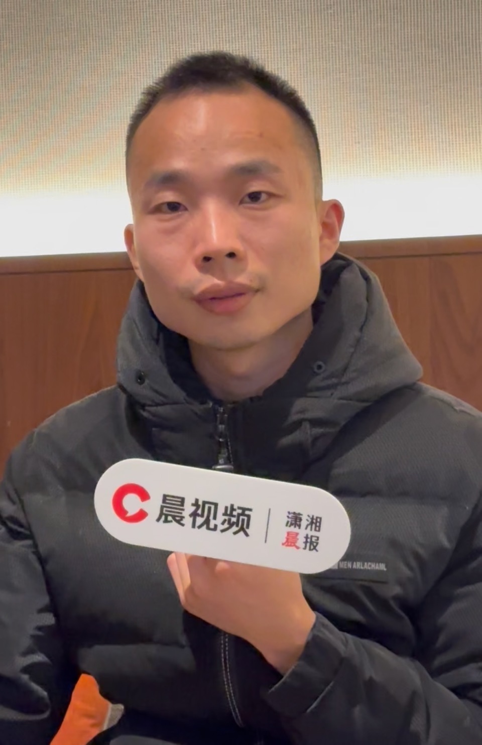 1岁被人从聋哑母亲怀里抢走，小伙30年后回家团聚，担心不被欢迎结果认亲宴热闹隆重