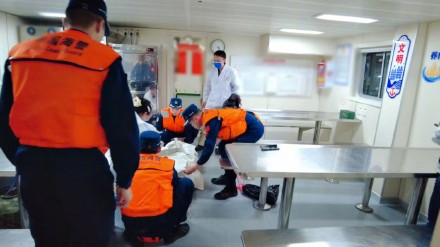 涠洲岛男子深夜重伤 广西海警紧急救援 涠洲岛男子深夜重伤 广西海警紧急救援