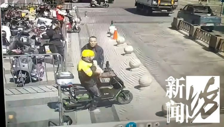 “怎么不留个证据”？上海街头突发，他的回答让人破防！