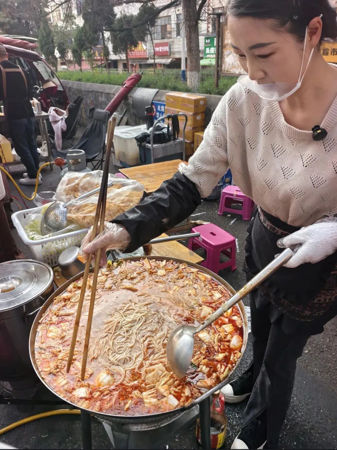 3元一碗！昆明街头平价米线摊走红，网友：太划算了