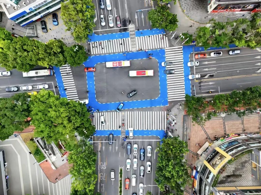 广州荔湾：非机动车过街通道刷上“醒目蓝”，引导电动自行车不上行人斑马线